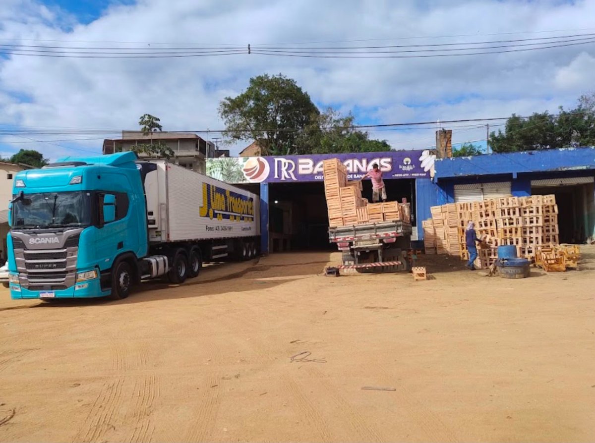 Galpão da RR Bananas com caminhão sendo carregado de caixas de banana